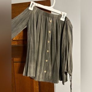 Off the shoulder shirt! Buttons are not functional!